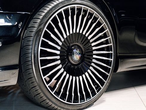 Used 2015 Rolls-Royce Phantom Drophead Coupe image 25