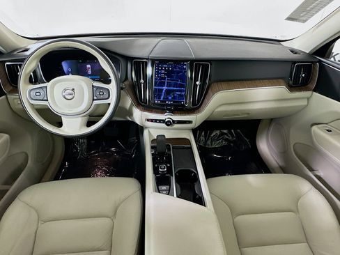 Used 2022 Volvo XC60 B5 Momentum image 27