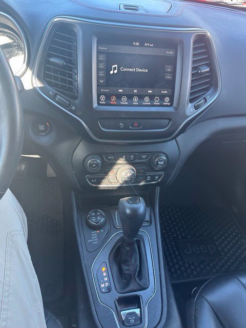 Used 2019 Jeep Cherokee Trailhawk w/ Comfort/Convenience Group AWD/4WD image 3