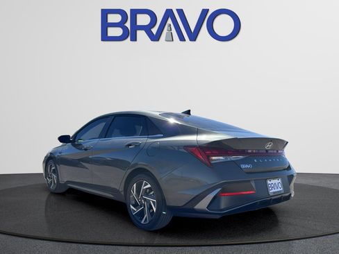 Used 2025 Hyundai Elantra Limited image 3