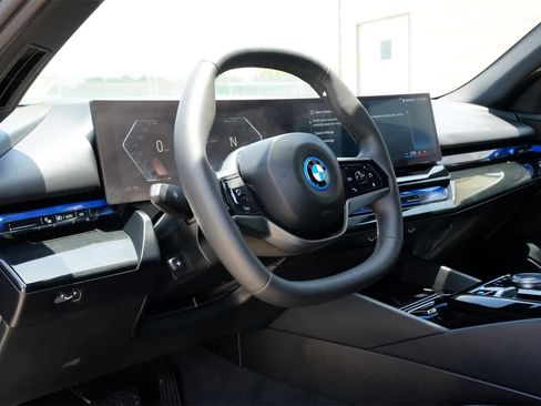 Used 2024 BMW i5 eDrive40i image 16