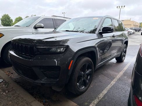 Used 2024 Jeep Grand Cherokee Altitude AWD/4WD image 3