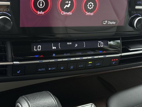Used 2023 Toyota Sienna XLE FWD image 21