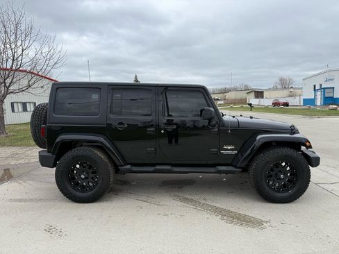Used 2013 Jeep Wrangler Unlimited Sahara w/ Dual Top Group AWD/4WD image 4