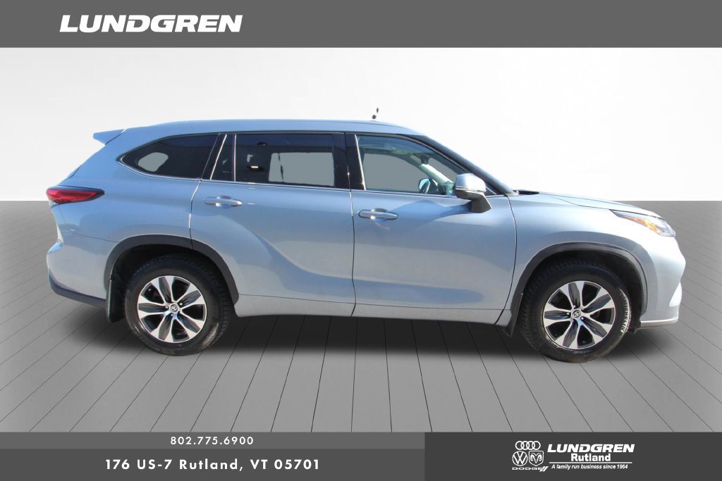 Used 2021 Toyota Highlander XLE AWD/4WD image 3