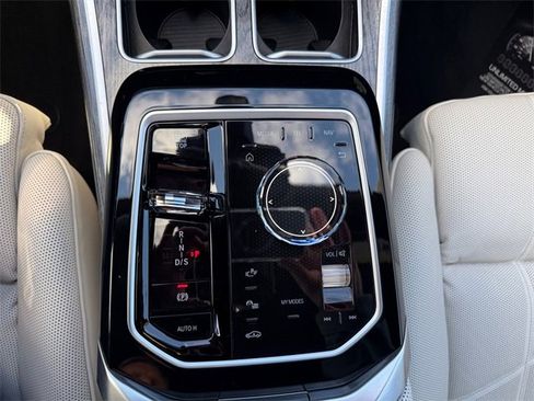 Certified 2026 BMW 750e xDrive image 27
