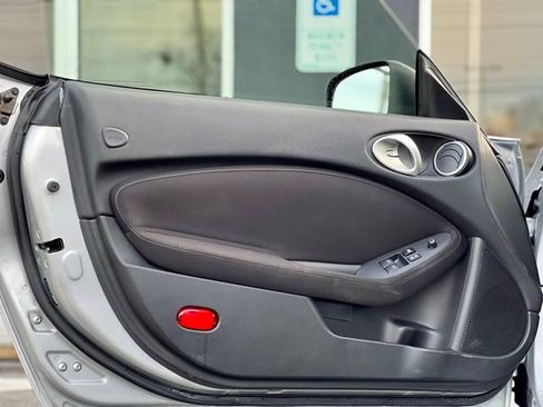 Used 2017 Nissan 370Z Roadster image 10