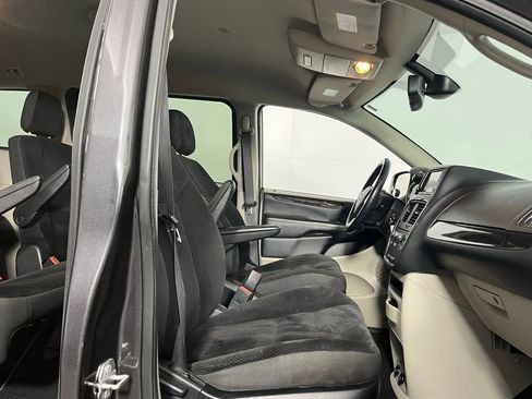 Used 2019 Dodge Grand Caravan SE w/ UConnect Hands-Free Group image 26