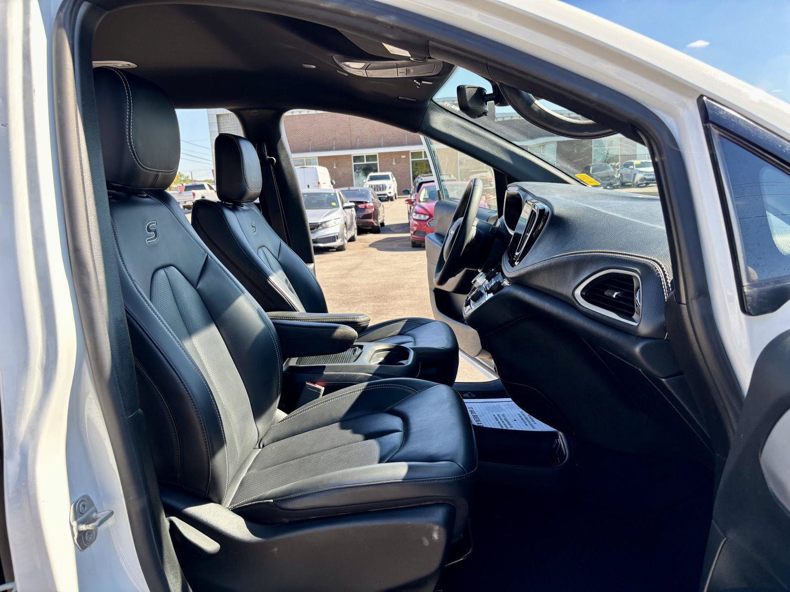 Used 2023 Chrysler Pacifica Touring-L w/ S Appearance Package AWD/4WD image 7