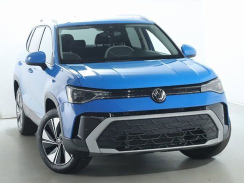 Used 2025 Volkswagen Taos SE image 2