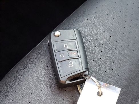 Used 2015 Volkswagen Golf S image 23