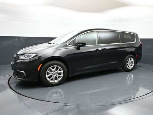 Used 2023 Chrysler Pacifica Touring-L FWD image 7