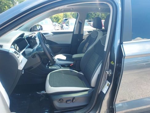 Certified 2025 Volkswagen Taos SE w/ Panoramic Sunroof Package FWD image 24