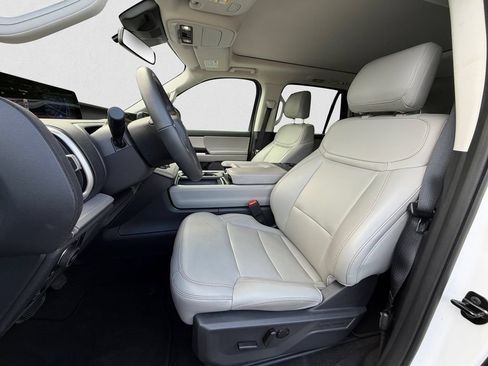 Certified 2025 Ford Expedition Active AWD/4WD image 9