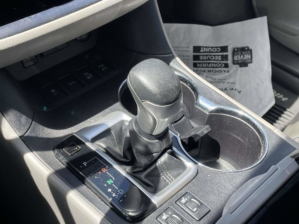 Used 2017 Toyota Highlander XLE AWD/4WD image 39
