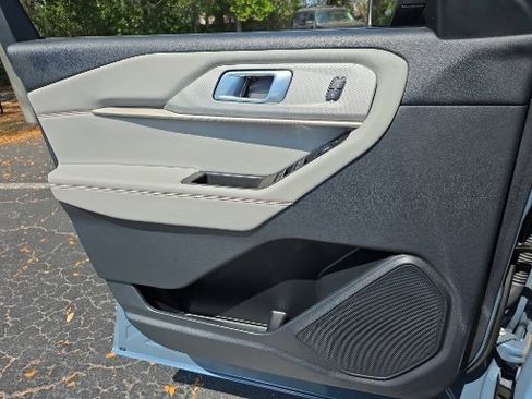 Used 2025 Ford Explorer Active w/ Active Comfort Package image 19