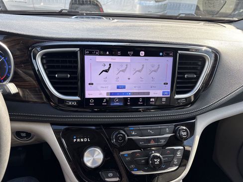 Used 2023 Chrysler Pacifica Limited FWD image 22