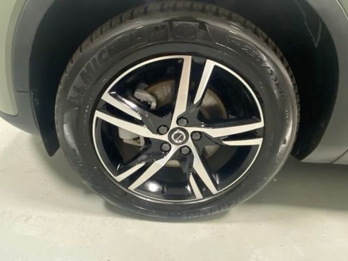 Used 2025 Volvo XC40 B5 Core image 5