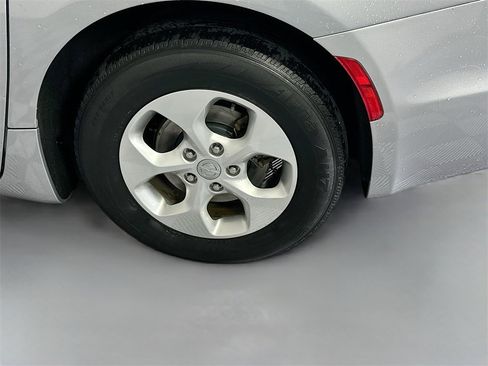 Used 2017 Chrysler Pacifica Touring-L Plus image 31