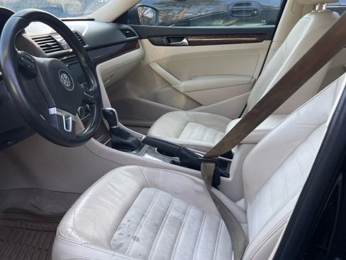 Used 2013 Volkswagen Passat TDI SEL Premium image 2