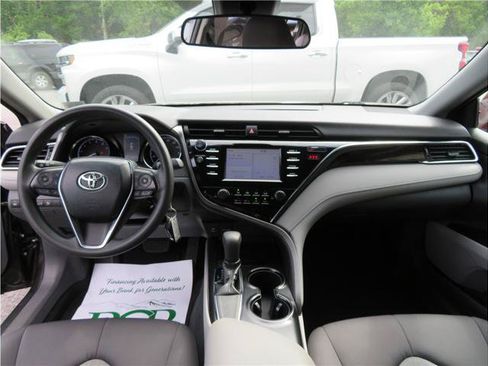 Used 2018 Toyota Camry LE FWD image 5