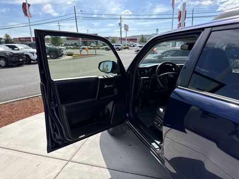 Used 2024 Toyota 4Runner TRD Off-Road Premium w/ Off Road Premium Plus Package AWD/4WD image 10