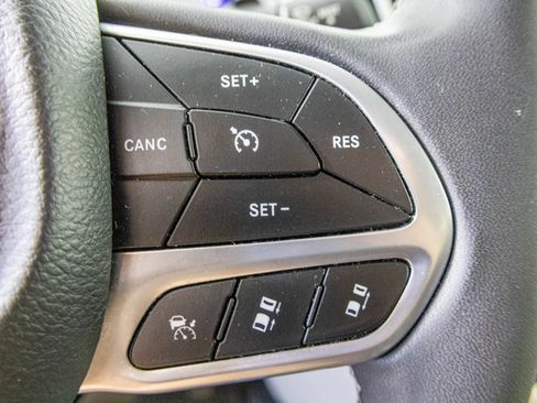Used 2023 Chrysler Pacifica Touring-L FWD image 31