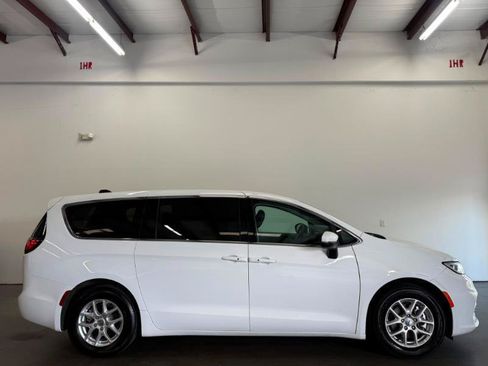 Used 2023 Chrysler Pacifica Touring-L FWD image 2