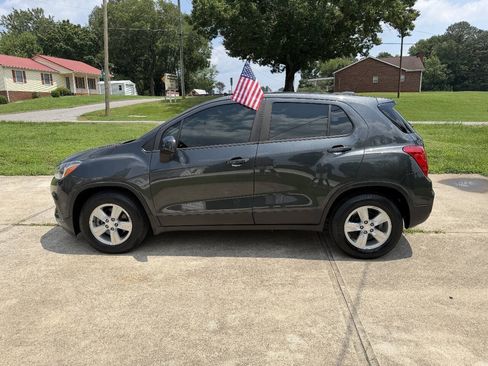 Used 2019 Chevrolet Trax LS FWD image 4