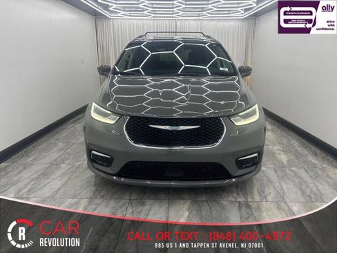 Used 2021 Chrysler Pacifica Touring-L image 2