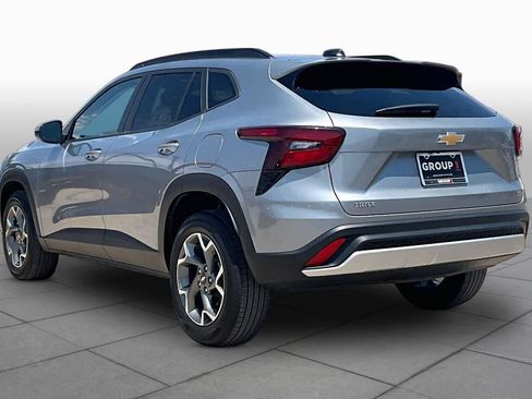 Used 2025 Chevrolet Trax LT FWD image 12