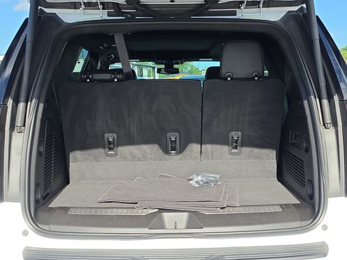 Certified 2022 Chevrolet Tahoe Z71 w/ Luxury Package AWD/4WD image 6