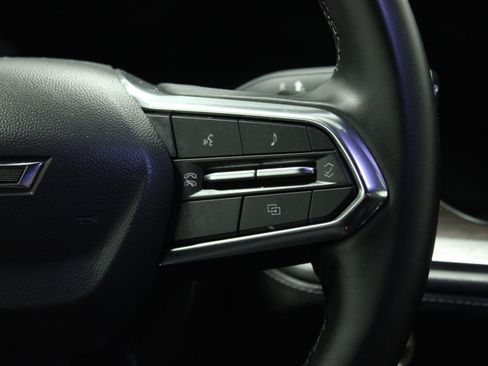 Used 2025 Chevrolet Suburban Z71 image 25