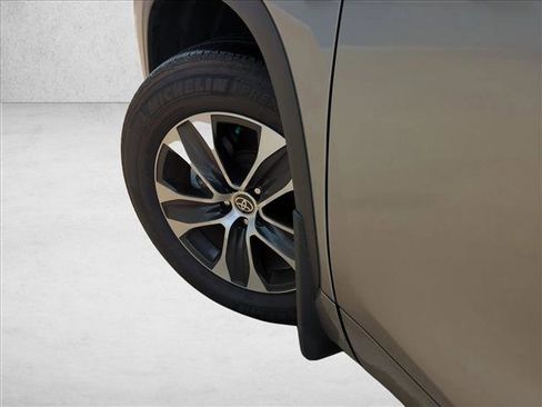 Certified 2025 Toyota Highlander XLE FWD image 10