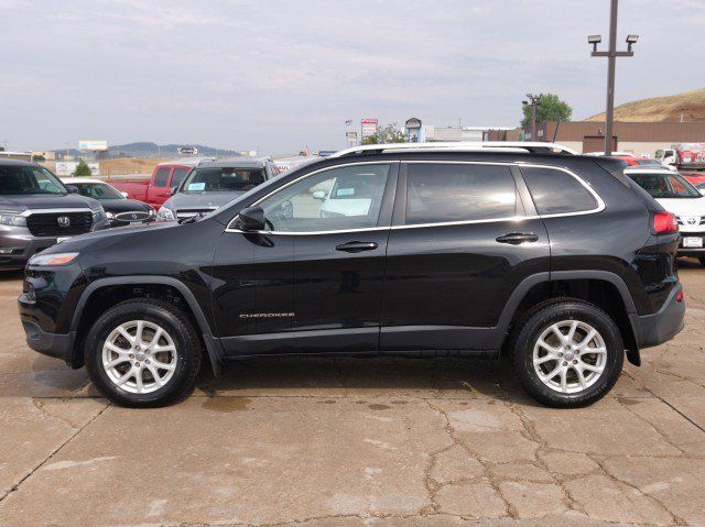 Used 2017 Jeep Cherokee Latitude w/ Cold Weather Group AWD/4WD image 3