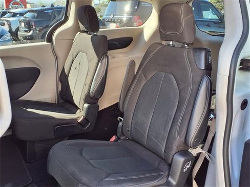 Used 2022 Chrysler Voyager LX image 18