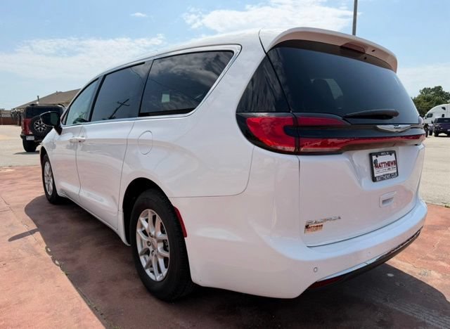 Used 2024 Chrysler Pacifica Touring-L FWD image 8