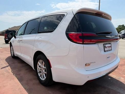 Used 2024 Chrysler Pacifica Touring-L FWD image 8