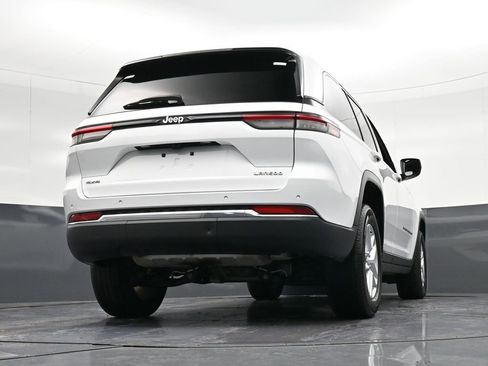 Used 2023 Jeep Grand Cherokee Laredo AWD/4WD image 34