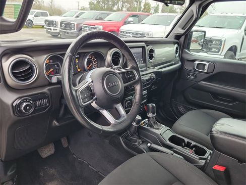 Used 2018 Jeep Wrangler Unlimited Sahara image 12