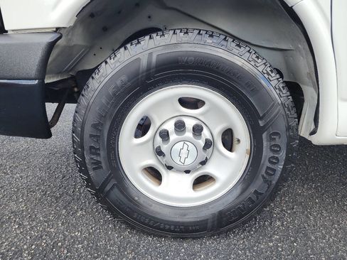 Used 2016 Chevrolet Express 2500 image 10