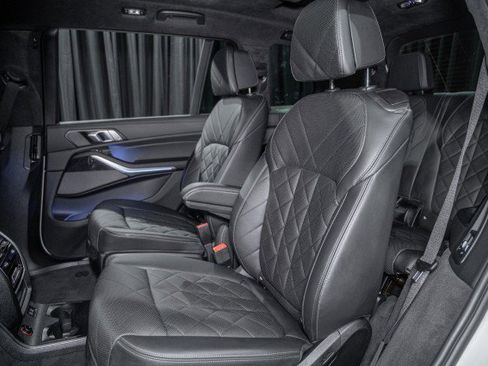 Used 2023 BMW X7 xDrive40i w/ M Sport Package image 11