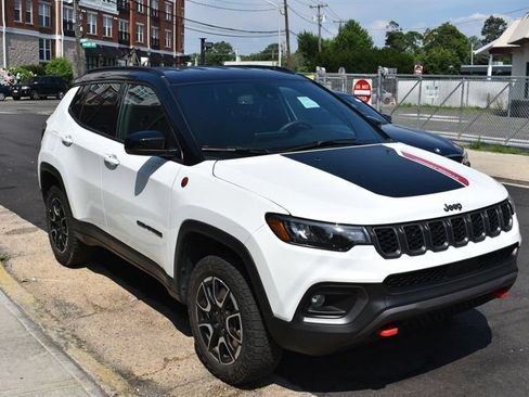 Used 2025 Jeep Compass Trailhawk AWD/4WD image 4