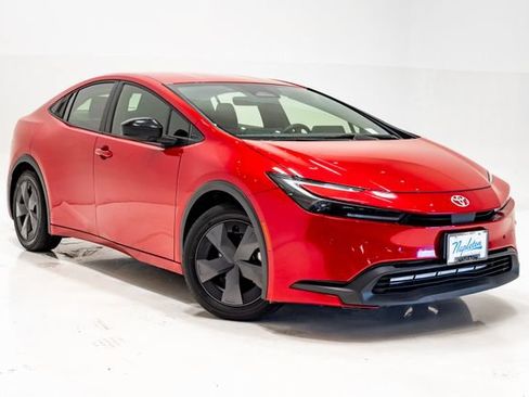 Used 2025 Toyota Prius LE FWD image 5