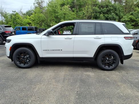 New 2026 Jeep Grand Cherokee Altitude AWD/4WD image 2