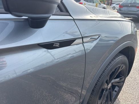 Used 2024 Volkswagen Tiguan SE R-Line image 9