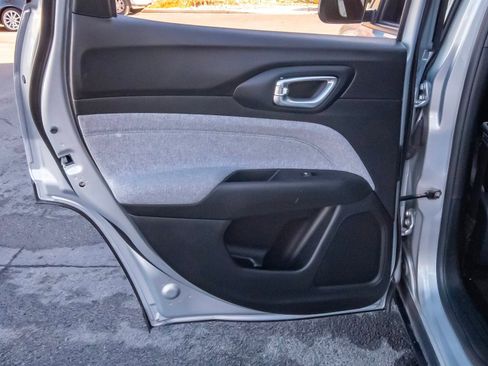 Used 2025 Jeep Compass Latitude image 42