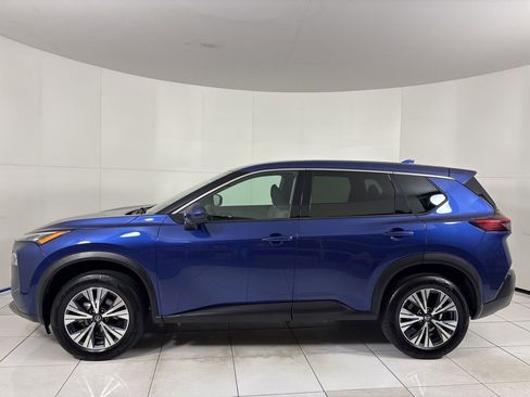 Used 2021 Nissan Rogue SV image 2