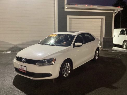Used 2011 Volkswagen Jetta SE image 2