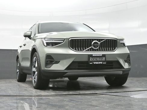 Used 2025 Volvo XC40 B5 Plus image 17